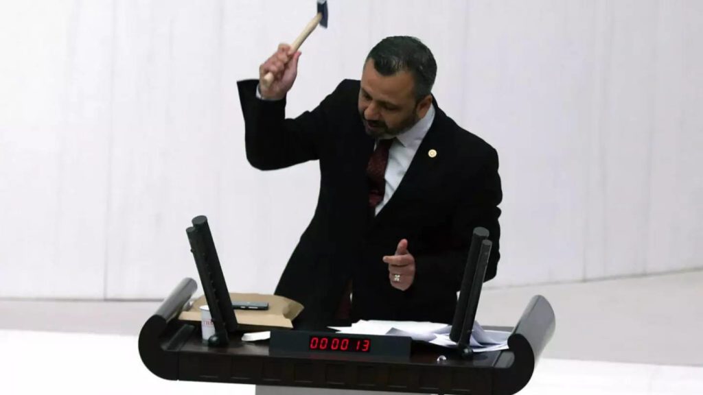 نماینده عصبانی ترکیه هنگام سخنرانی در پارلمان گوشی خود را با چکش شکست + ویدیو