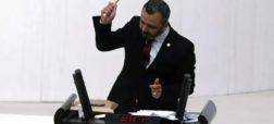 نماینده عصبانی ترکیه هنگام سخنرانی در پارلمان گوشی خود را با چکش شکست + ویدیو