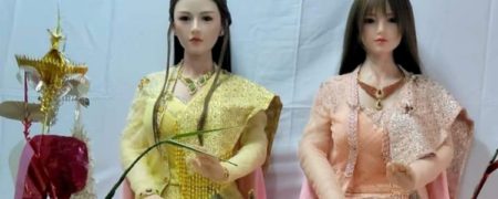 مردی به خاطر ازدواج با دو عروسک جنسی در مقدس ترین مکان بودایی ها دستگیر شد