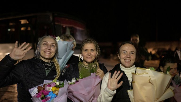 ماجرای آزا شدن 100 زن اسیر اوکراینی و عبورشان از پل جاسوسان چیست؟