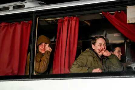 ماجرای آزا شدن 100 زن اسیر اوکراینی و عبورشان از پل جاسوسان چیست؟