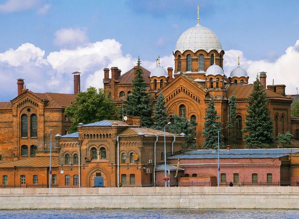 ماجرای زندان زیرزمینی روسیه در سن پترزبورگ چیست؟