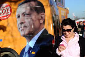 چرا نماینده ترکیه گوشی خود را با چکش شکست؟ 