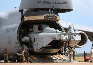 عکس | این هواپیمای نظامی غول‌آسا توانایی حمل تانک و هلیکوپتر را دارد!