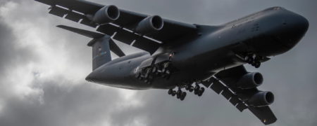 C-5 Galaxy؛ بزرگ ترین هواپیمای ترابری نظامی جهان با توان جابجایی تانک و هلیکوپتر