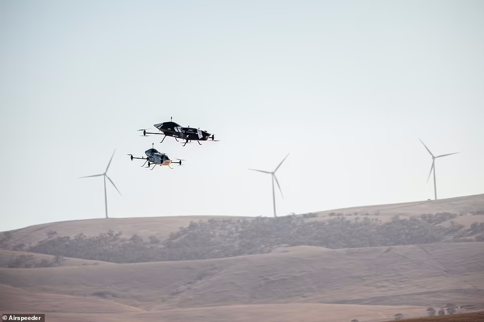 رقابت دو ماشین ماسبقه پرنده کنترل از راه دور برای اولین بار در آسمان + ویدیو
