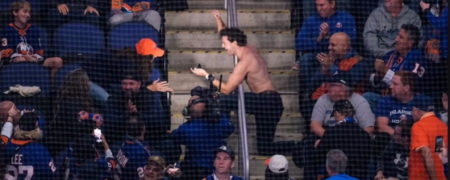 شکست عشقی مرد جوان بعد از خواستگاری ناموفق در برابر دوربین ورزشگاه + ویدیو