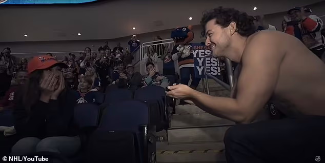 مردی که جلوی دوربین ورزشگاه از نامزدش خواستگاری کرد و جواب رد گرفت + ویدیو