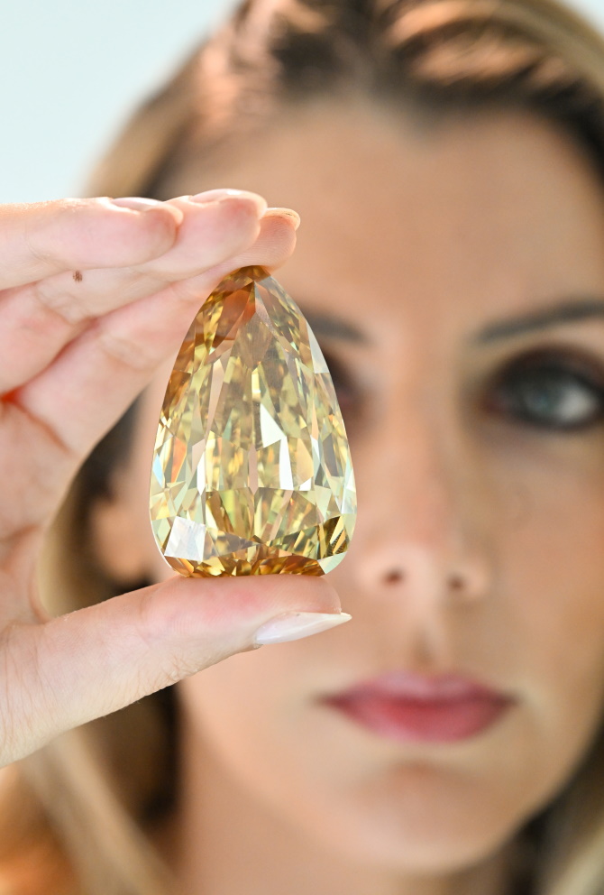 بزرگ‌ترین و بی‌نقص‌ترین الماس جهان فروخته شد