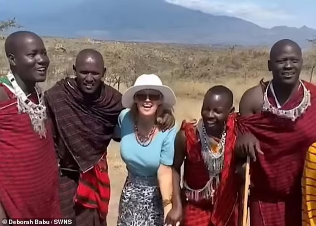زن ۶۰ ساله آمریکایی برای ازدواج با مرد قبیله ای ۳۰ ساله به تانزانیا رفت