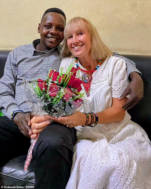 زن ۶۰ ساله آمریکایی برای ازدواج با مرد قبیله ای ۳۰ ساله به تانزانیا رفت