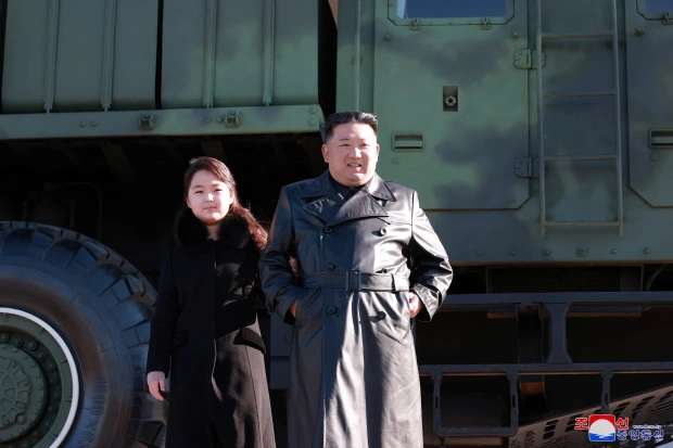 حضور دختر کیم جونگ اون در کنار موشک بالستیک قاره‌پیما کره شمالی