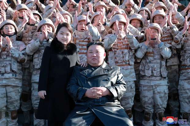 حضور دختر کیم جونگ اون در کنار موشک بالستیک قاره‌پیما کره شمالی