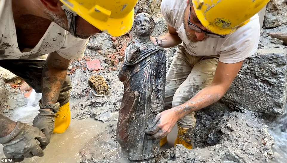 ماجرای کشف مجسمه های برنزی در ایتالیا چیست؟ 