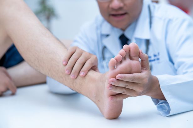 نشانه های ظاهری روی پا و دست که نشان می‌دهد مرگ فرد نزدیک است