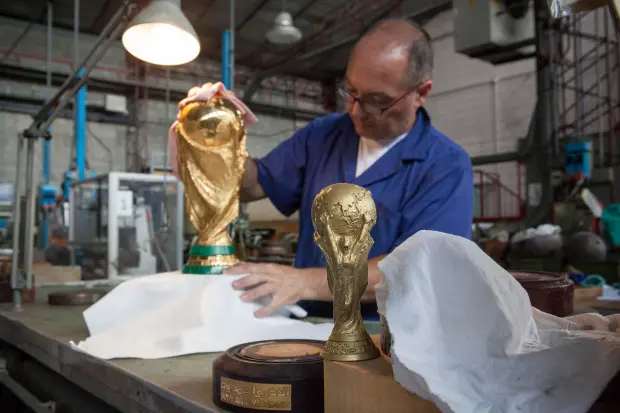 جام طلایی رقابت های جام جهانی فوتبال چگونه ساخته می شود؟
