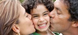 چرا پدر و مادرها برای بغل کردن و بوسیدن کودک خود باید از او اجازه بگیرند؟