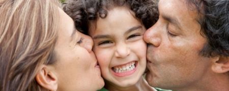 چرا پدر و مادرها برای بغل کردن و بوسیدن کودک خود باید از او اجازه بگیرند؟