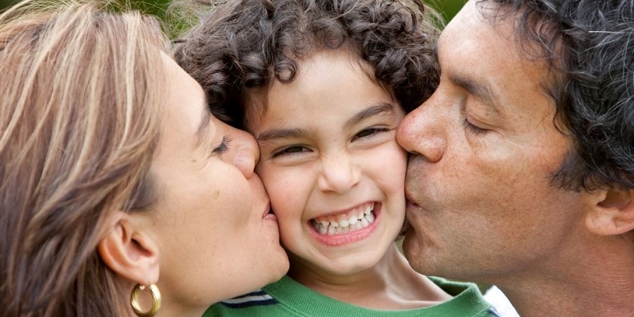 چرا پدر و مادرها برای بغل کردن و بوسیدن کودک خود باید از او اجازه بگیرند؟