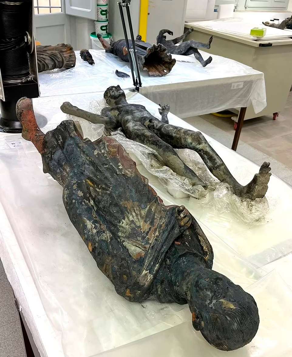 ماجرای کشف مجسمه های برنزی در ایتالیا چیست؟ 