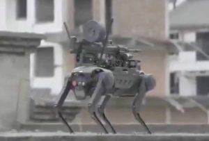 سگ رباتیک مسلح به مسلسل چین که با پهپاد حمل می شود