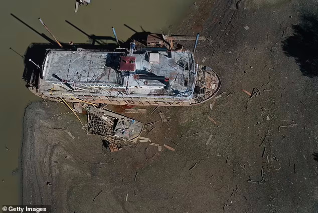 دیده شدن کازینوی قایقی غرق شده در پی کاهش سطح آب رودخانه می سی سی پی