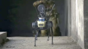 سگ رباتیک مسلح به مسلسل چین که با پهپاد حمل می شود