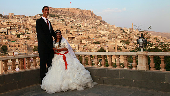 بلندقدترین مرد جهان در جستجوی همسر به کشورهای مختلف سفر می‌کند