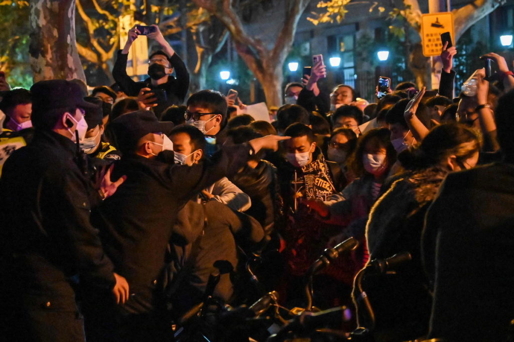 بزرگ ترین تضاهرات ضددولتی در چین از زمان اعتراضات میدان تیان آن من + ویدیو