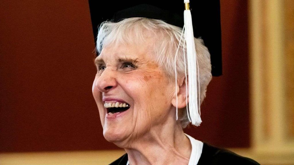 مورد عجیب زنی ۹۰ ساله که پس از ۷۱ سال از دانشگاه فارغ التحصیل شد
