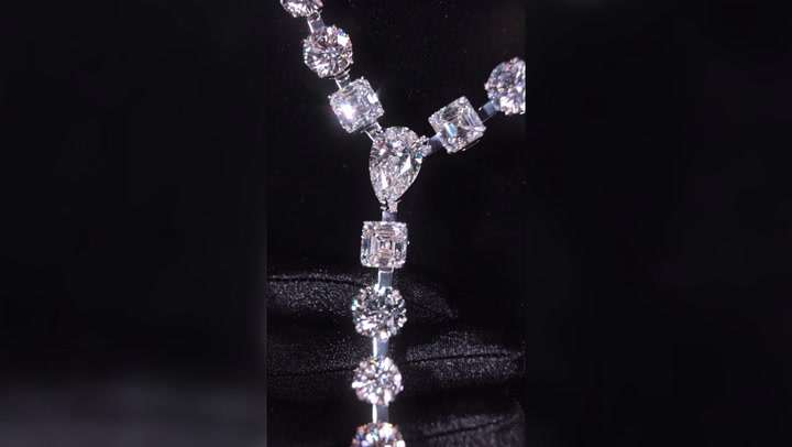 ماجرای گردنبند از الماس های حلقه های نامزدی دریک چیست؟