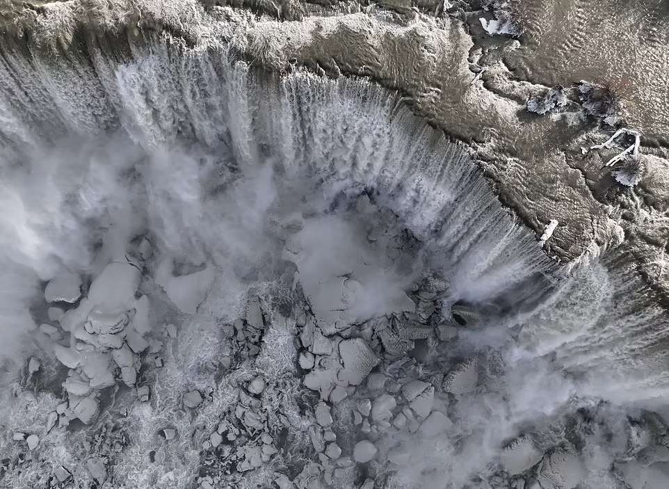 آبشار نیاگارا یخ زده