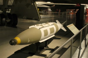 بمب نقطه زن JDAM که در شعاع 4.5 متری هدف فرود می آید