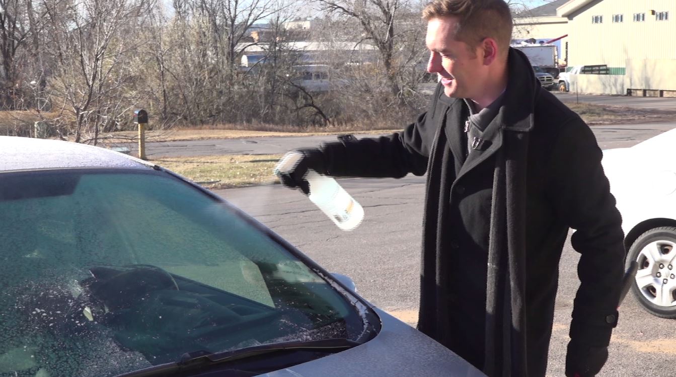 چگونه یخ زدگی شیشه ماشین را برطرف کنیم؟
