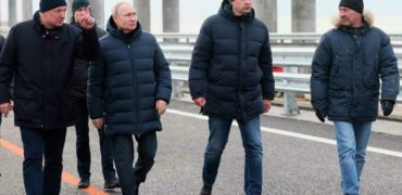 رانندگی ولادیمیر پوتین با خودرو مرسدس در پل آسیب دیده کریمه پس از بمب گذاری + ویدیو