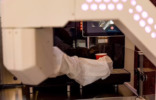 ربات صندوقدار؛ کافه ای در دبی با ربات انسان نما که از روی یک مدل ساخته شده است