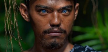 قبیله ای بومی در اندونزی که مردمانش چشمانی به رنگ آبی تیله ای دارند
