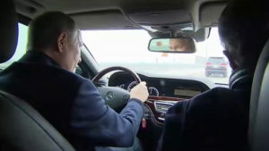 رانندگی ولادیمیر پوتین با مرسدس بنز روی پل کریمه
