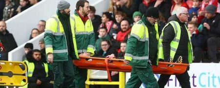 داور یک بازی در فوتبال انگلیس پس از برخورد توپ بیهوش شده و با برانکارد از زمین خارج شد + ویدیو