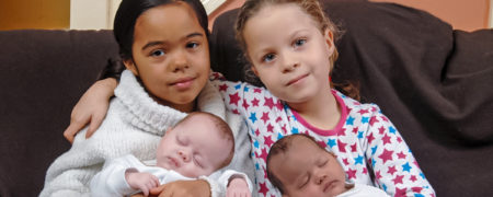 زوجی که ۲ بار دوقلوهایی با دو نژاد مختلف به دنیا آورده و نامشان در گینس ثبت شد