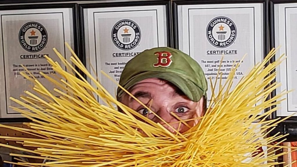 ثبت ۹ رکورد جهانی به نام مردی که هر چیزی از چنگال گرفته تا نی در ریش خود گذاشته است