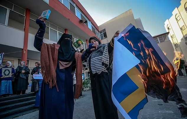 ماجرای سوزاندن قرآن در سوئد که خشم مسلمانان جهان را برانگیخت چیست؟