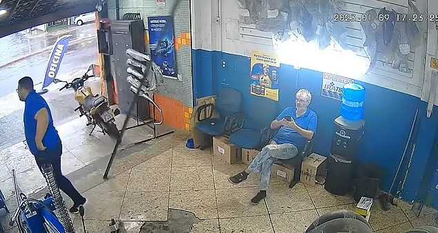 ویدیوی خنده دار دوربین مداربسته گاراژ داماد و پدرزن برزیلی را معروف کرد