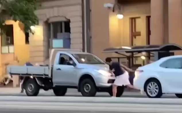 نزاع خیابانی خنده دار دو راننده در استرالیا 
