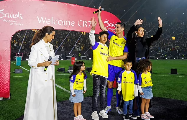 عربستان ۱۷۵ میلیون پوند دیگر به کریستیانو رونالدو می‌دهد تا کشورشان را برای میزبانی جام جهانی تبلیغ کند