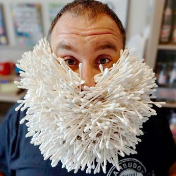  ثبت 9 رکورد گینس توسط مردی که هرچیزی را در ریش خود می گذارد