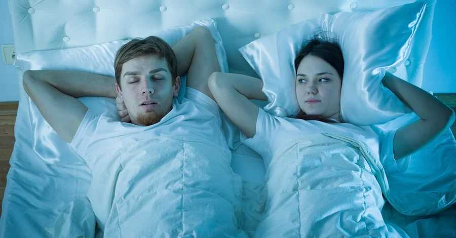 چه عواملی باعث صحبت کردن در خواب می شوند؟
