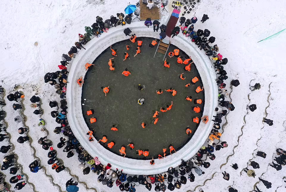 حضور بیش از ۱۰۰ هزار نفر در جشنواره ماهیگیری روی یخ در کره جنوبی + ویدیو 