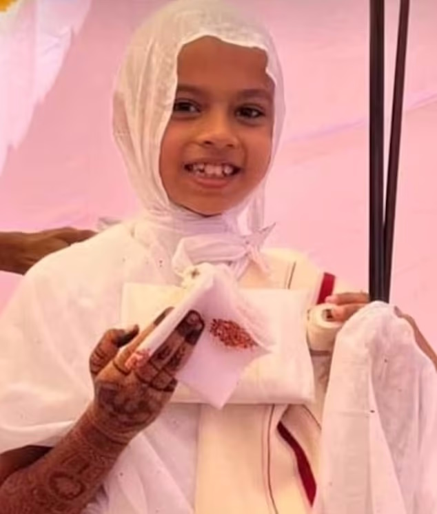 دختر ۸ ساله هندی وارث ثروت ۵۰ میلیون دلاری که مال دنیا را رها کرد و راهبه شد