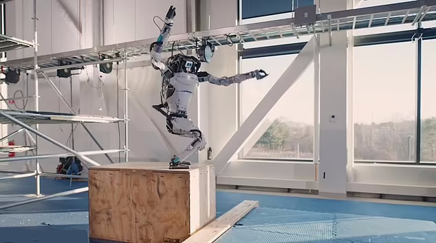 ربات «اطلس» توانایی های جدید و خارق العاده اش را به رخ می‌کشد + ویدیو